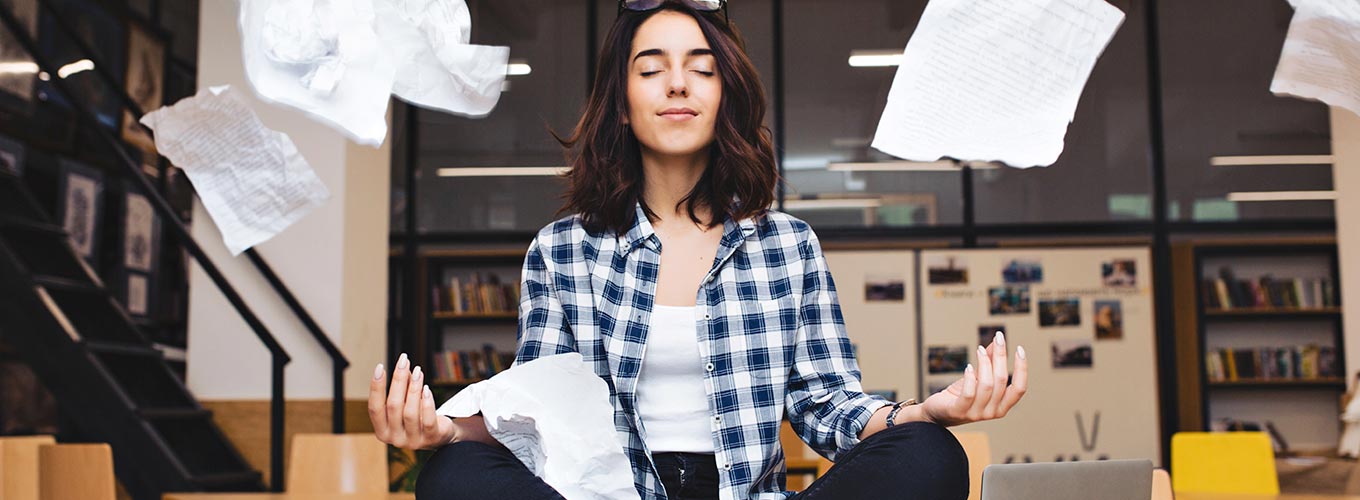 mulher com saúde mental no trabalho