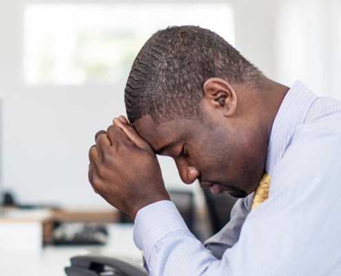 homem com síndrome de burnout no trabalho