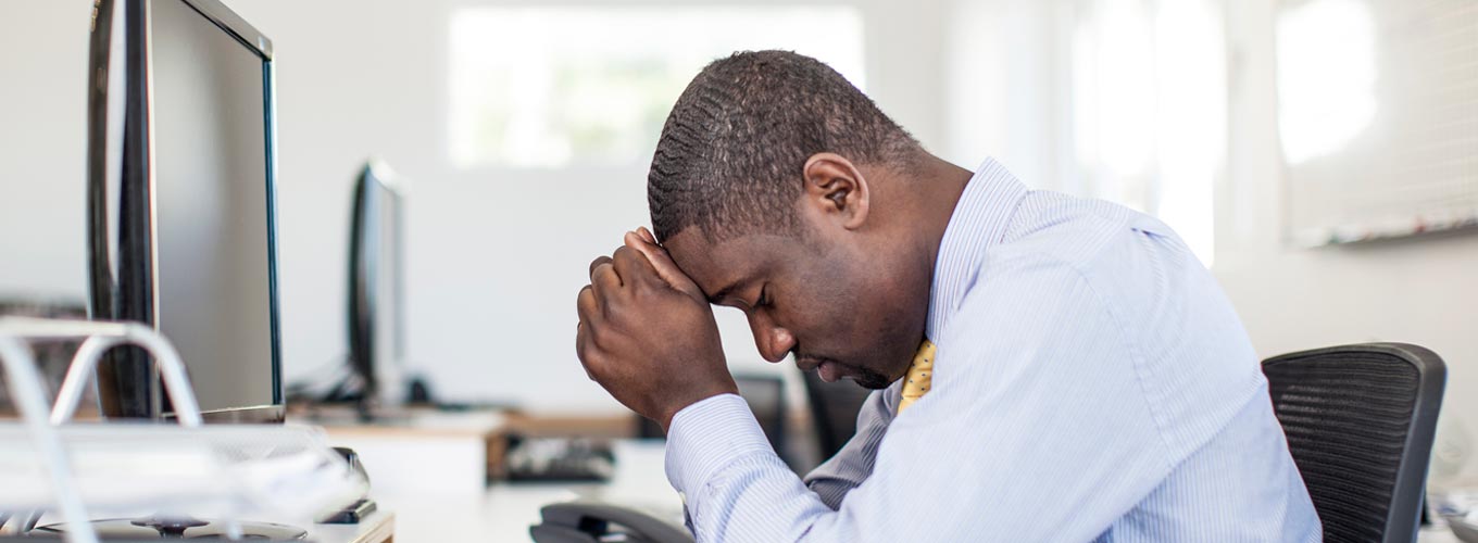 homem com síndrome de burnout no trabalho
