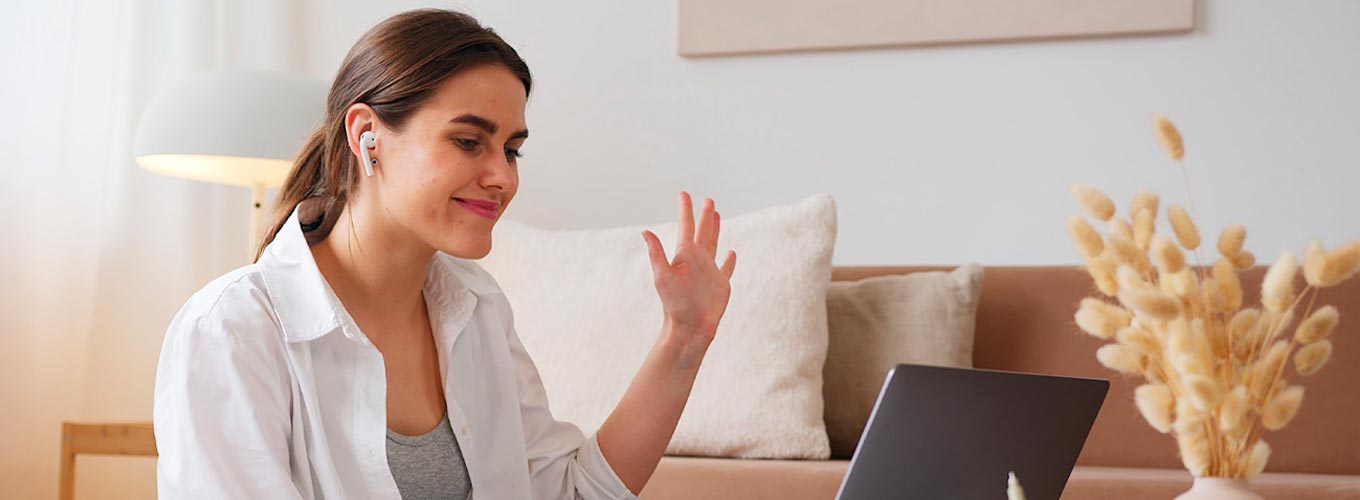 mulher fazendo terapias online