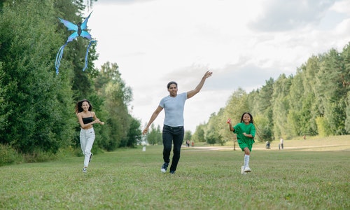 adultos e criança brincando