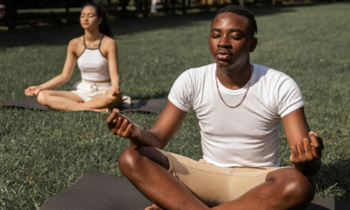 Frase meditação: natureza homem e mulher meditando em meio a natureza