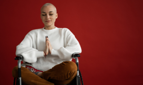 Frases sobre Meditação: Dalai Lama jovem meditando em paz com seu espírito