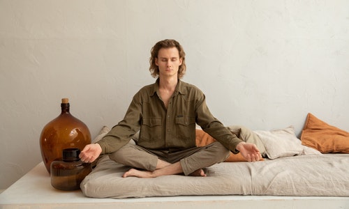 Frases para meditar na vida frases para meditar com homem praticando meditação diária em sua casa