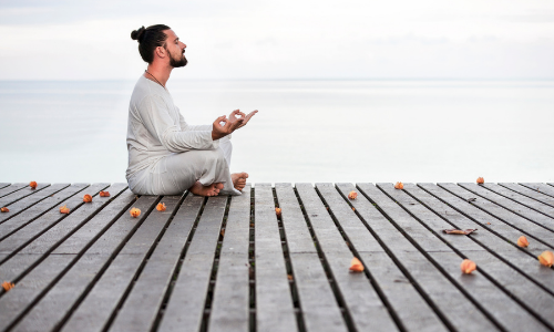 Frases de Meditação espiritual homem meditando ao ar livre e enfrentando seus medos