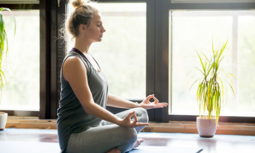 Frases: Mindfulness jovem praticando meditação mindfulness