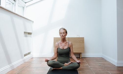 Frase para meditar e refletir mulher meditando em espaço reservado