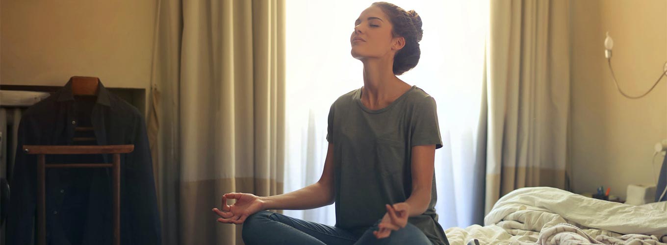 mulher em meditação espiritual