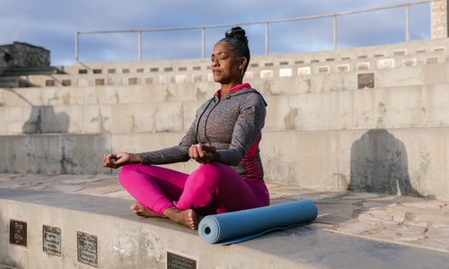 Frases positivas Meditação mulher meditando para manter corpo e mente saudáveis