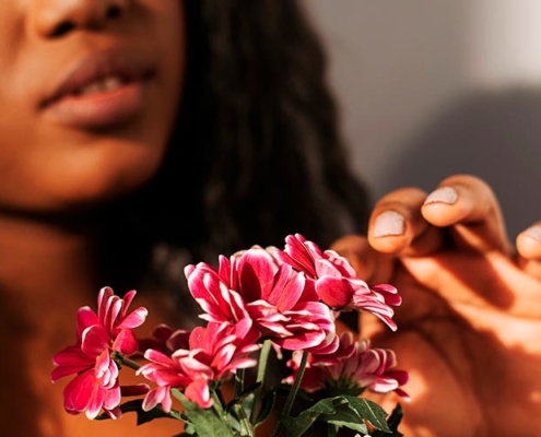 mulher com flores e sexualidade como descobrir