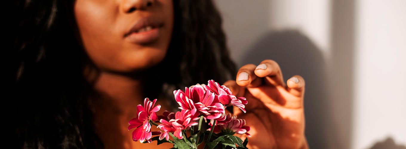 mulher com flores e sexualidade como descobrir