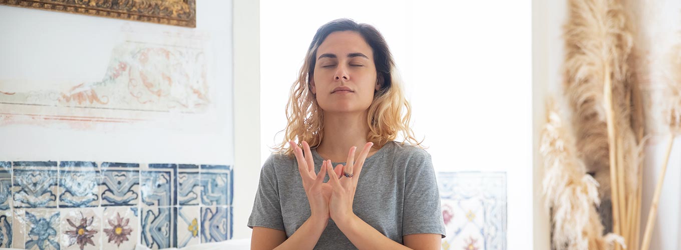 prática de yoga hormonal para mulheres