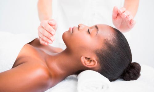 mulher em sessão de reiki
