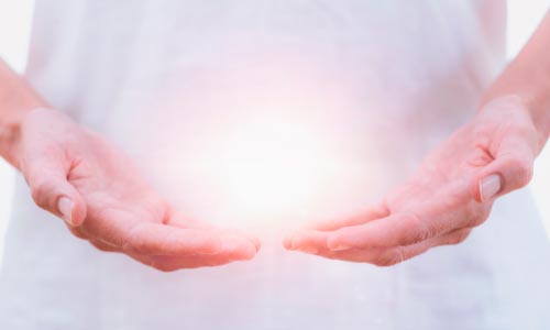 mulher em sessão de reiki