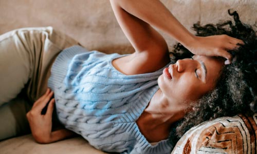 mulher com tpm sintomas emocionais e físicos mulher com tpm sintomas emocionais e físicos