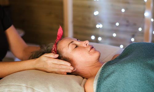 mulher em benefícios da sessão de reiki