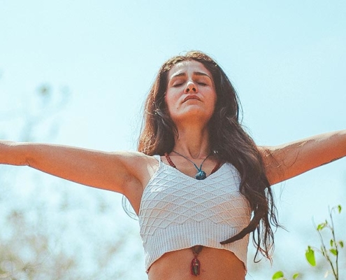 mulher em meditação para insegurança emocional