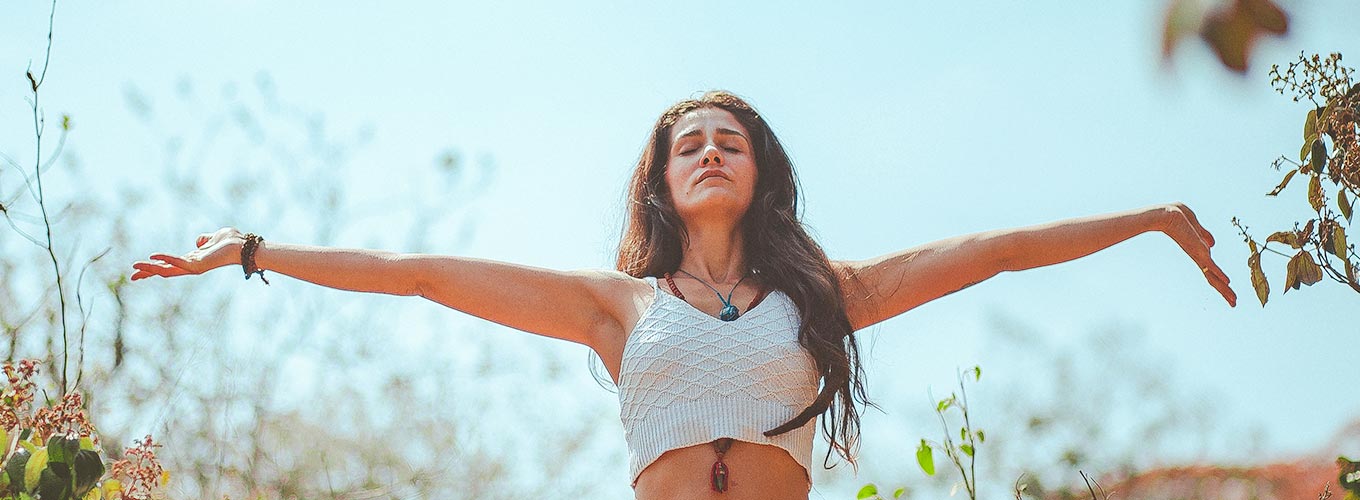 mulher em meditação para insegurança emocional