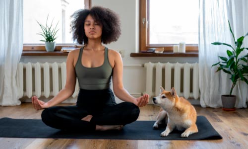 mulher em meditação para insegurança emocional