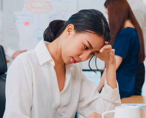 mulher com síndrome de burnout cid em ambiente de trabalho