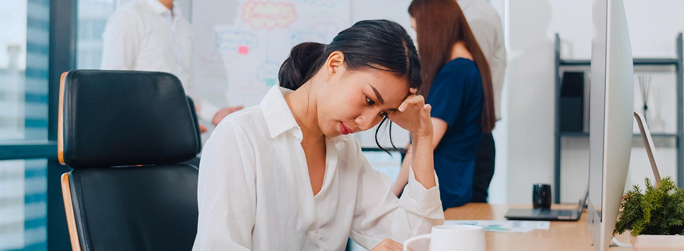 mulher com síndrome de burnout cid em ambiente de trabalho