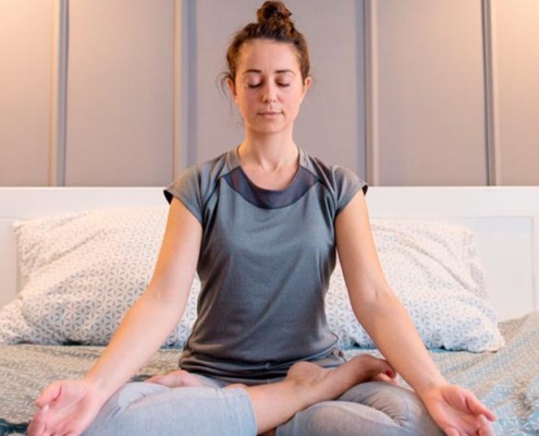 mulher em meditação para dormir bem