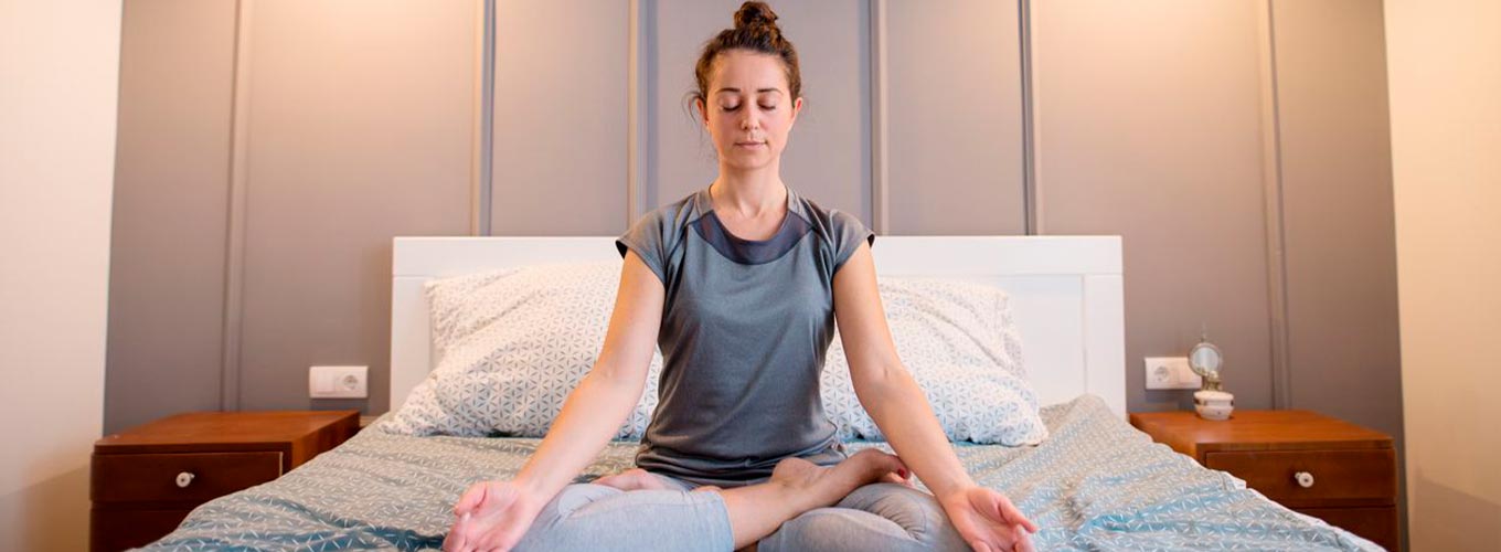 mulher em meditação para dormir bem