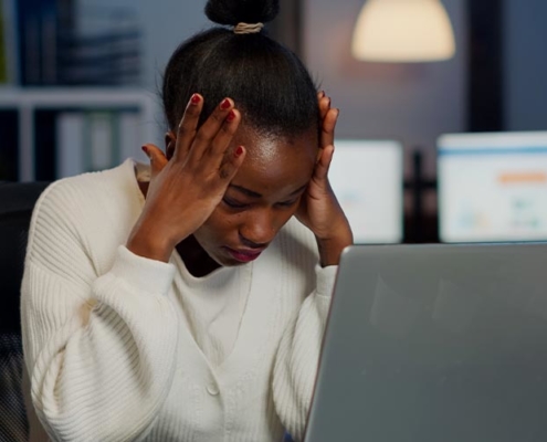 mulher em absenteísmo no trabalho