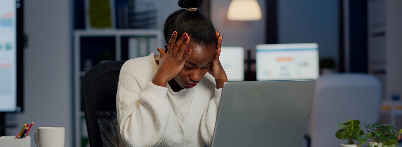 mulher em absenteísmo no trabalho
