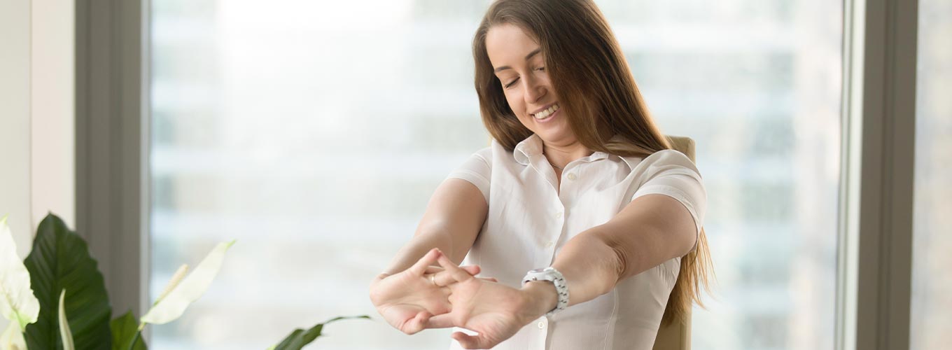 mulher em ginástica laboral nas empresas