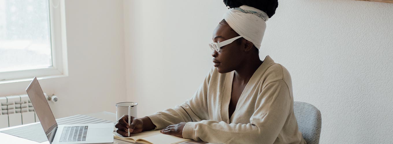 mulher em marketing digital para terapeutas