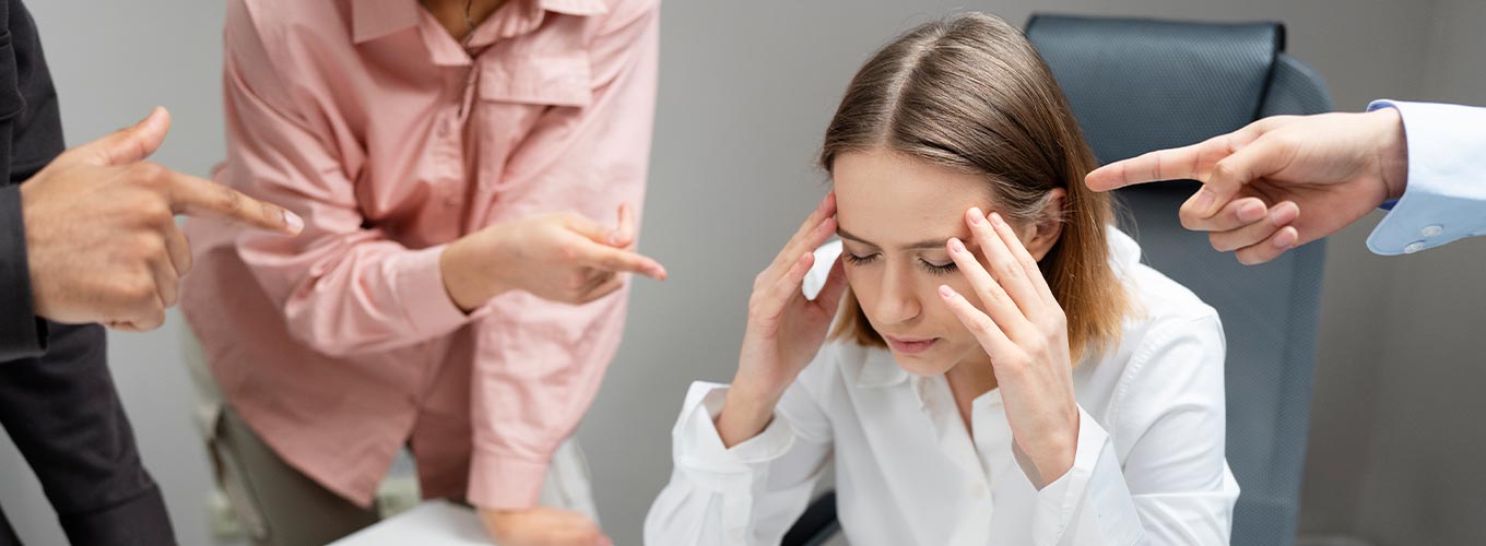 mulher em assédio no ambiente de trabalho