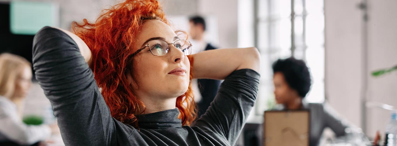 mulher em controle emocional no trabalho