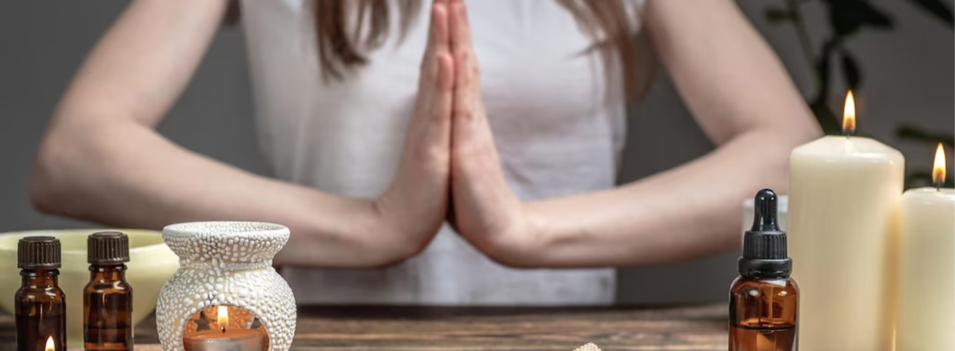 mulher em meditação e relaxamento com aromaterapia para ansiedade