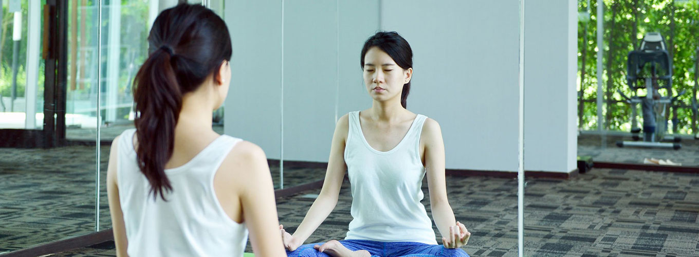 mulher em meditação hooponopono no espelho